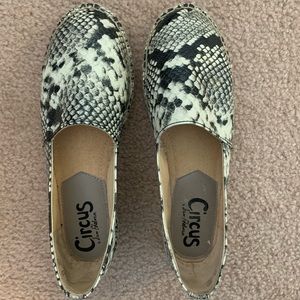 Sam Edelman flats. Alligator print and texture